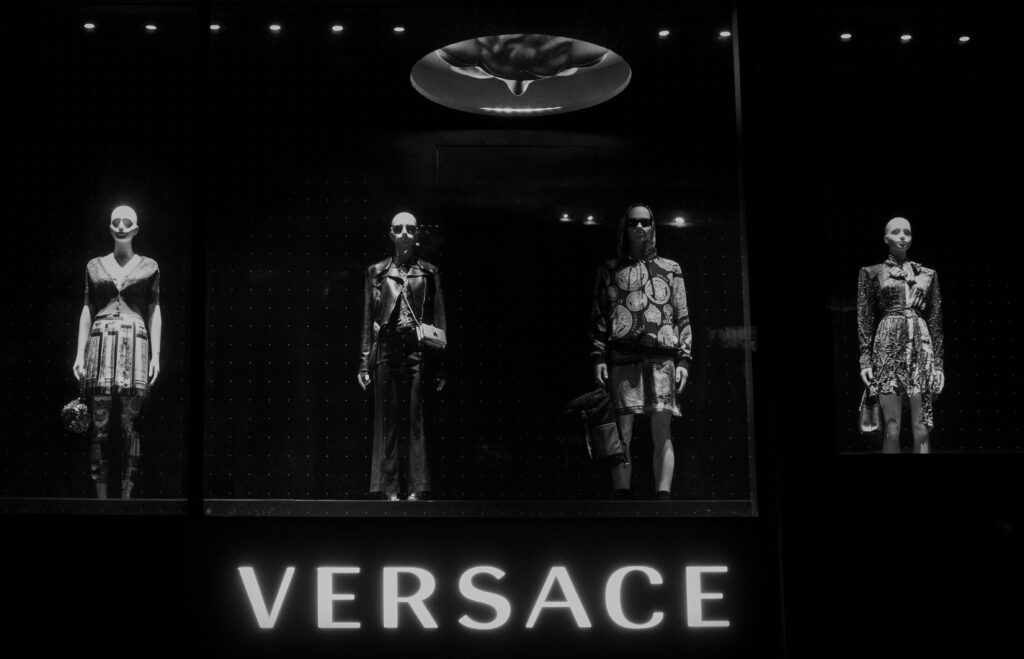FendiとVersace、全く異なるブランドがコラボした背景